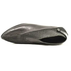 Shoes*CYDWOQ Table